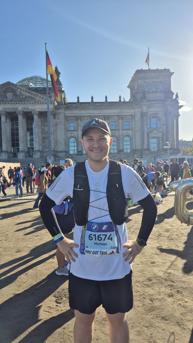Michi mit Startnummer vor dem Reichstag am Morgen des Berlin-Marathons 2024