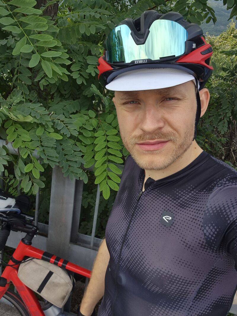 Michi mit Radhelm und verspiegelter Brille, Selfie unterwegs im Trentino