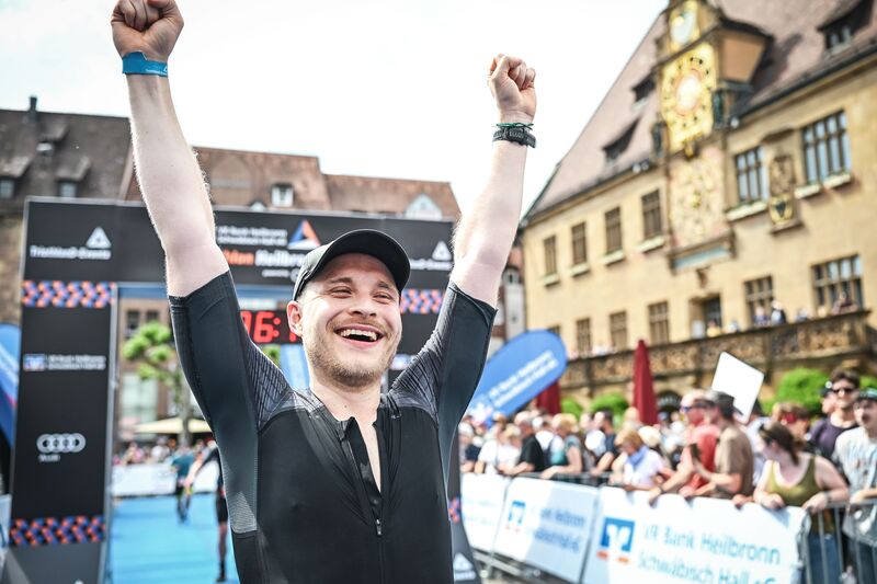 Michi reißt im Ziel des Heilbronner Triathlons 2025 jubelnd die Arme hoch